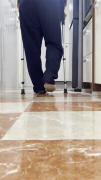 Muletas en recuperaci&oacute;n y pasos de rehabilitaci&oacute;n en casa tras operaci&oacute;n