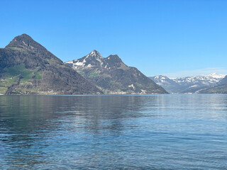 Obraz premium Swiss mountains with a lake under a clear blue sky