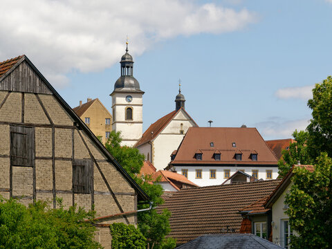 Burg und Kirche in der Stadt Arnstein, Landkreis Main-Spessart, Unterfranken, Bayern, Deutschland