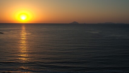 Naklejka premium 海からの日の出