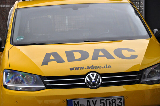 ADAC Pannenhilfe: gelbes Einsatzfahrzeug von VW mit Werbeschrift Nahaufnahme von Vorne