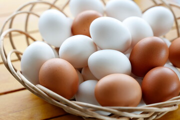カゴに盛った生卵