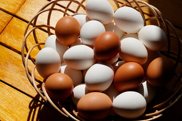 カゴに盛った生卵