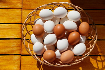 カゴに盛った生卵