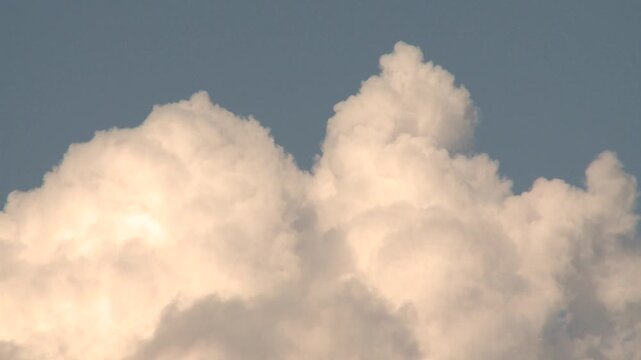 &eacute;volution nuage dans le ciel bleu