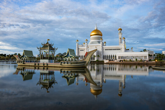 Omar Ali Saifuddien Mosque in Bandar Seri Begawan, Brunei