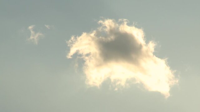 &eacute;volution nuage dans le ciel bleu