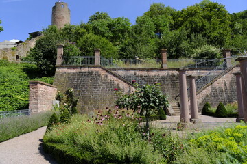 Obraz premium Der Ronkarzgarten zwischen der Scherenburg und der Altstadt von Gemünden am Main, Landkreis Main-Spessart, Unterfranken, Franken, Bayern, Deutschland