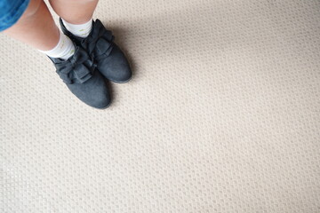 室内で並ぶ子どもの黒い靴と白い靴下の足元を写した写真。登園やお出かけ前の一瞬を切り取った、成長や日常生活を感じさせるシンプルで使いやすいイメージ。