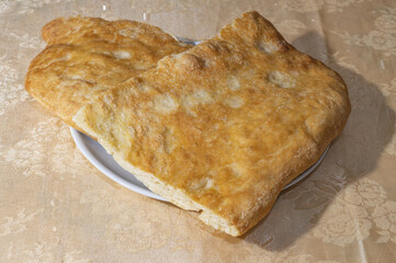 Focaccia o schiacciata toscana appena sfornata © PgP