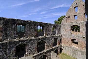 Die Ruine Schönrain in der Nähe der Stadt Gemünden am Main, Landkreis Main-Spessart,...