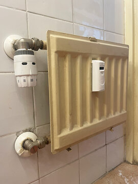 radiador de calefacci&oacute;n con repartidor de costes y regulador de temperatura