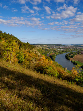 Abend &uuml;ber dem Naturschutzgebiet Grainberg-Kalbenstein bei Karlstadt, Landkreis Main-Spessart, Unterfranken, Bayern, Deutschland