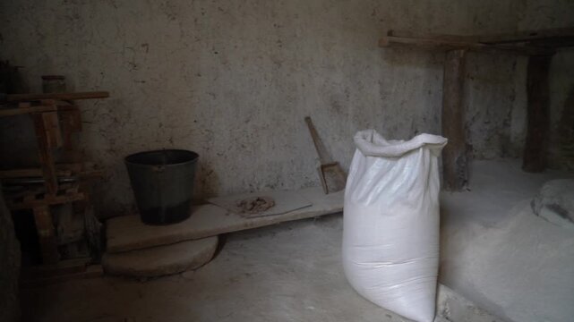 Uzb&eacute;kistan, wheat is processed into flour in a manual mill