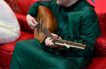 musico profesional tocando el instrumento la&uacute;d guembri marroqu&iacute;