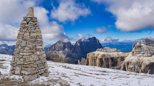 Steinhaufen als Wegmarkierung auf dem Wanderweg  auf dem Sass Pordoi mit Blick zur Langkofelgruppe und Stella Stock