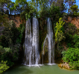 Une belle cascade entour&eacute;e de verdure luxuriante &agrave; Sillans-la-Cascade, Var, France