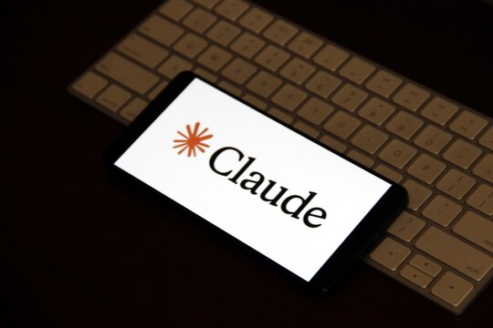 Claude - Fam&iacute;lia de modelos de IA generativa e chatbot de alta intelig&ecirc;ncia desenvolvido pela Anthropic, projetado para ser seguro, r&aacute;pido e preciso. Destaca-se por processar grandes volumes de texto.