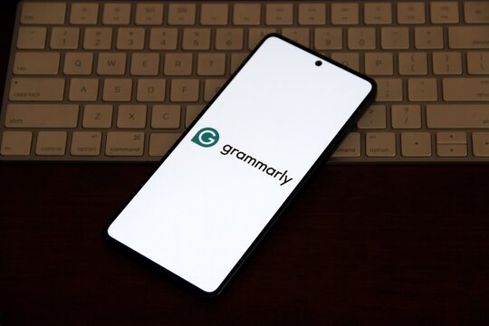 Grammarly - Assistente de escrita baseado em intelig&ecirc;ncia artificial que verifica gram&aacute;tica, ortografia, pontua&ccedil;&atilde;o, clareza e tom de textos em ingl&ecirc;s em tempo real. 