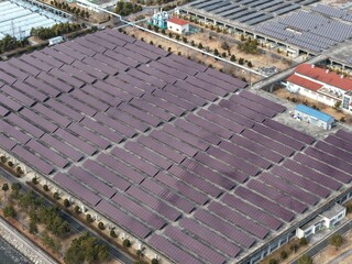 친환경 신재생 에너지 태양광 패널 단지와 산업 인프라 Eco-friendly renewable energy solar panel complex and industrial infrastructure