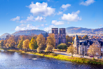 Obraz premium Inverness, Scottish Highlands - Autumn colour on the trees lining the River Ness as it passes St Andrew's Cathedral in the ancient city.