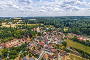Fototapeta premium Sommer im Haselbachtal in Mittelfranken rund um die Gemeinde Bruckberg