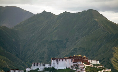Potala Palace, Red and White Palace, in Lhasa,Tibet, Cina. It was formerly the winter palace of Dalai Lamas