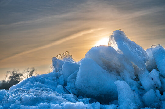 Gro&szlig;e Eisschollen asm Ufer der Elbe mit Schnee und Eis bei Geesthacht im Winter 