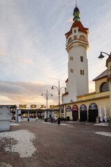 Fototapeta premium Sopot, Poland - January 5, 2026: Entrance gate to Sopot Pier on the Baltic sea. Sopot, Poland