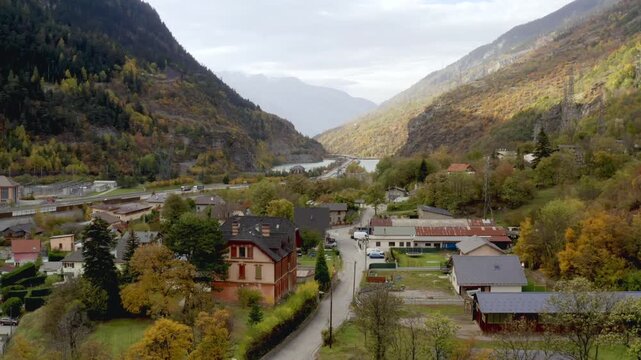 Drone vall&eacute;e en automne
