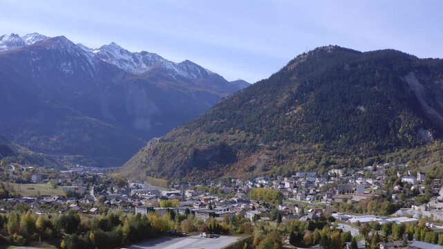Drone ville de montagne en &eacute;t&eacute; Modane