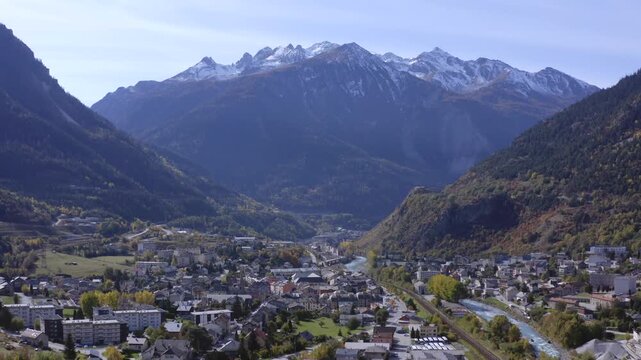 Drone ville de montagne en &eacute;t&eacute; Modane