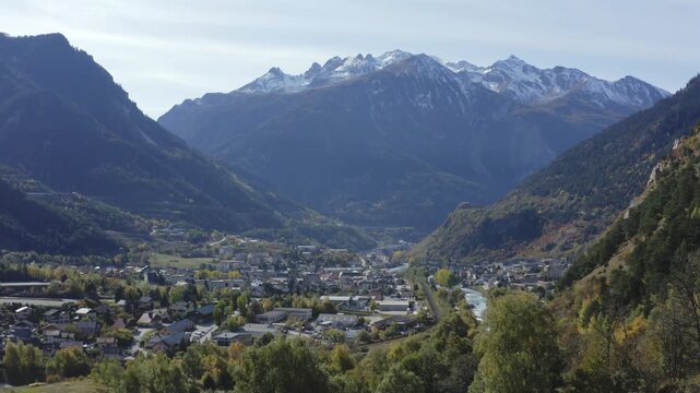 Drone ville de montagne en &eacute;t&eacute; Modane