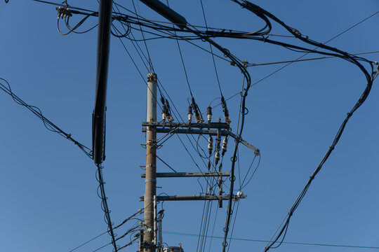複雑に入り組んだ電線と電柱