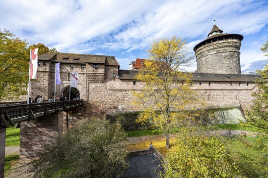 Bridge at Frauentor and Frauentor Tower, Old City Wall at Handwerkerhof, in autumn, Nuremberg, Middle Franconia, Bavaria, Germany