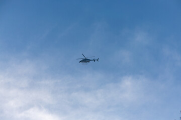 Policyjny helikopter w locie. Policja polska poszukiwanie i pościg © FotoDax