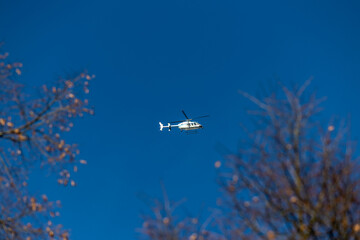 Policyjny helikopter w locie. Policja polska poszukiwanie i pościg © FotoDax