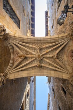 Old Town, Bridge of Sighs, Carrer del Bisbe, Barcelona, Catalonia, Spain