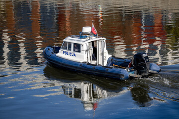 Policyjna motorówka na rzece w akcji ratunkowej. © FotoDax