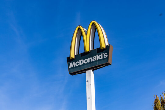 Logo szybkiej restauracji McDonald w mieście