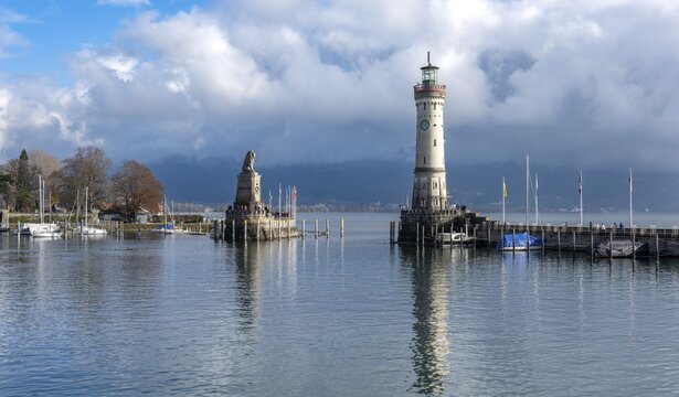 Harbour entrance of Lindau Harbour, pier with New Lindau Lighthouse and Bavarian Lion, Lindau Island, Lake Constance, Bavaria, Germany