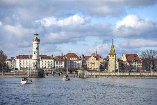 Harbour entrance of Lindau harbour, pier with New Lindau Lighthouse and Bavarian Lion, in the back harbour promenade with Mangturm, Lindau Island, Lake Constance, Bavaria, Germany