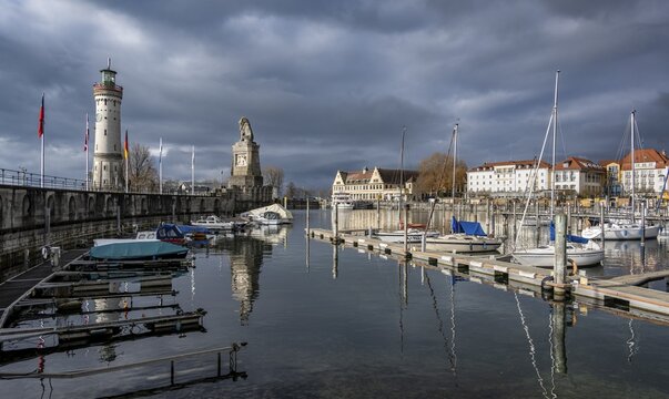 Harbour entrance of Lindau harbour, jetty with boats at the pier with New Lindau Lighthouse and Bavarian Lion, Lindau Island, Lake Constance, Bavaria, Germany