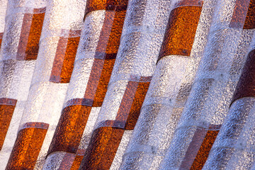 Glass tile with shifting interplay of light and shadow  