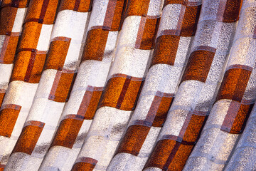 Glass tile with shifting interplay of light and shadow  