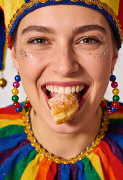 Karneval-Girl mit Krapfen