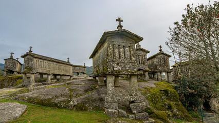 Silos &agrave; grain en pierre ouvrag&eacute;e &agrave; Soajo, Minho, Portugal