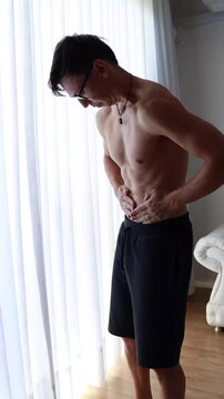 homem com muita dor na barriga 