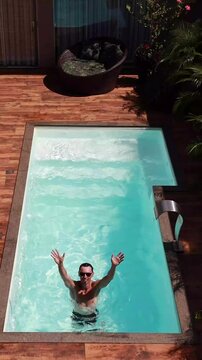 homem em lazer na piscina nas f&eacute;rias de ver&atilde;o 