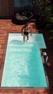 homem em lazer na piscina nas f&eacute;rias de ver&atilde;o 